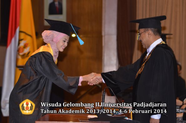 wisuda-unpad-gel-ii-ta-2013_2014-fakultas-ilmu-budaya-oleh-rektor-103