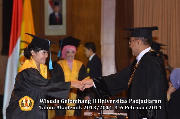 wisuda-unpad-gel-ii-ta-2013_2014-fakultas-ilmu-budaya-oleh-rektor-105