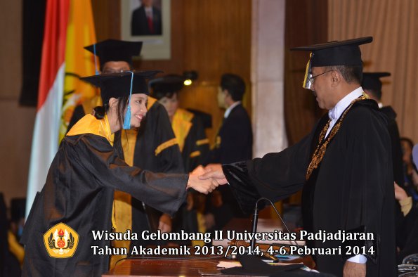 wisuda-unpad-gel-ii-ta-2013_2014-fakultas-ilmu-budaya-oleh-rektor-107