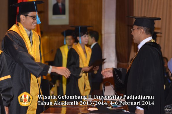wisuda-unpad-gel-ii-ta-2013_2014-fakultas-ilmu-budaya-oleh-rektor-108