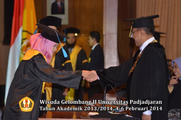 wisuda-unpad-gel-ii-ta-2013_2014-fakultas-ilmu-budaya-oleh-rektor-112