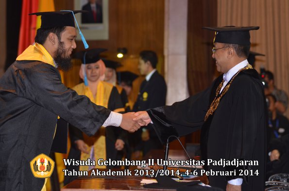 wisuda-unpad-gel-ii-ta-2013_2014-fakultas-ilmu-budaya-oleh-rektor-114