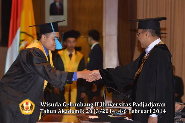 wisuda-unpad-gel-ii-ta-2013_2014-fakultas-ilmu-budaya-oleh-rektor-115
