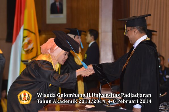 wisuda-unpad-gel-ii-ta-2013_2014-fakultas-ilmu-budaya-oleh-rektor-116