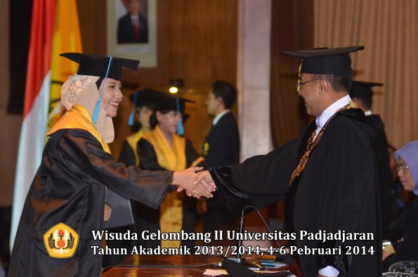 wisuda-unpad-gel-ii-ta-2013_2014-fakultas-ilmu-budaya-oleh-rektor-117