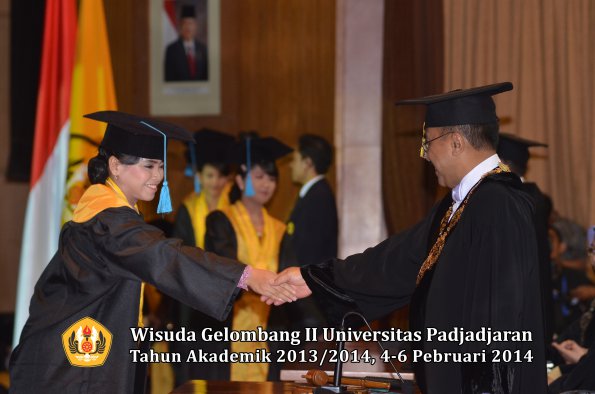 wisuda-unpad-gel-ii-ta-2013_2014-fakultas-ilmu-budaya-oleh-rektor-118