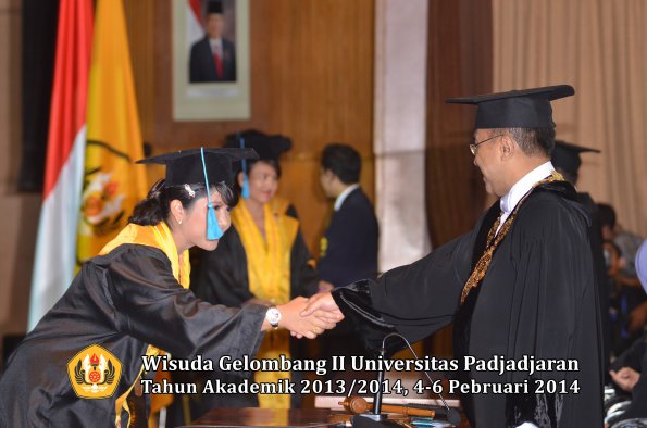 wisuda-unpad-gel-ii-ta-2013_2014-fakultas-ilmu-budaya-oleh-rektor-119