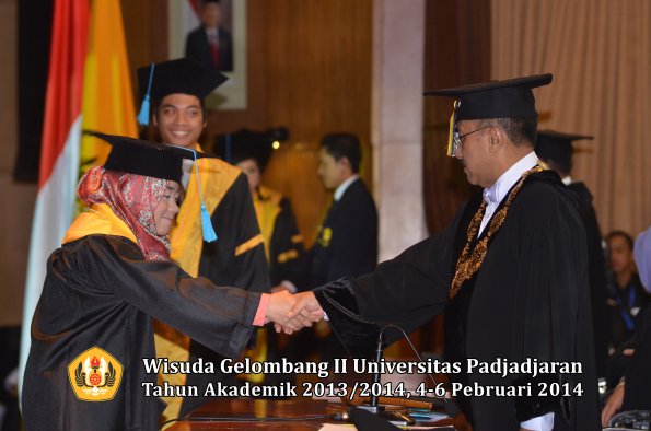 wisuda-unpad-gel-ii-ta-2013_2014-fakultas-ilmu-budaya-oleh-rektor-122