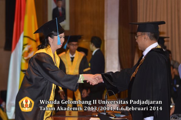 wisuda-unpad-gel-ii-ta-2013_2014-fakultas-ilmu-budaya-oleh-rektor-124