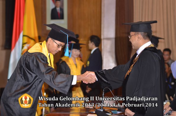 wisuda-unpad-gel-ii-ta-2013_2014-fakultas-ilmu-budaya-oleh-rektor-125