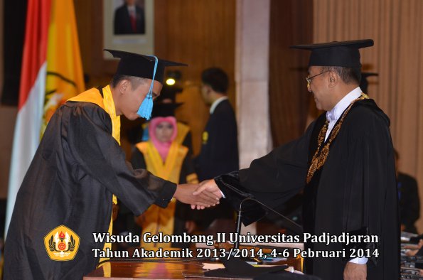 wisuda-unpad-gel-ii-ta-2013_2014-fakultas-ilmu-budaya-oleh-rektor-126