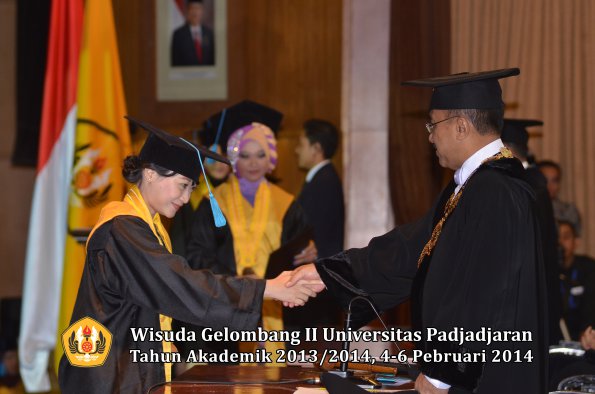 wisuda-unpad-gel-ii-ta-2013_2014-fakultas-ilmu-budaya-oleh-rektor-127