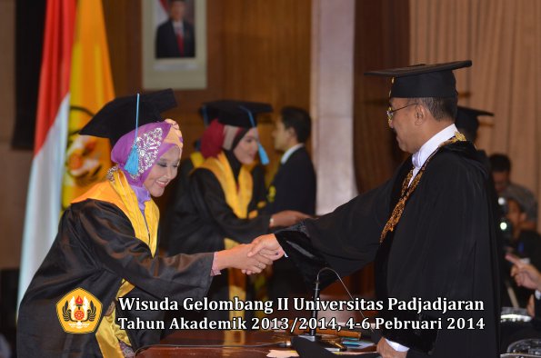 wisuda-unpad-gel-ii-ta-2013_2014-fakultas-ilmu-budaya-oleh-rektor-128