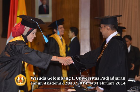 wisuda-unpad-gel-ii-ta-2013_2014-fakultas-ilmu-budaya-oleh-rektor-129