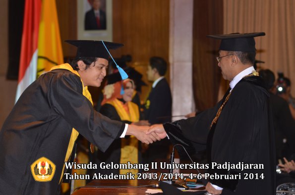 wisuda-unpad-gel-ii-ta-2013_2014-fakultas-ilmu-budaya-oleh-rektor-130