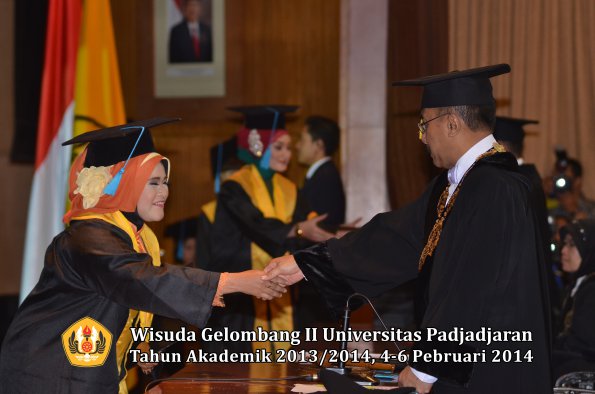 wisuda-unpad-gel-ii-ta-2013_2014-fakultas-ilmu-budaya-oleh-rektor-131