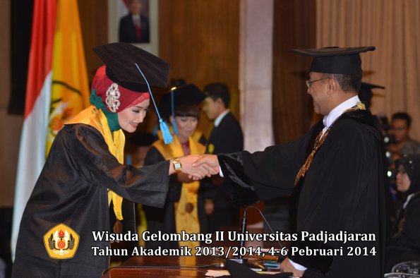 wisuda-unpad-gel-ii-ta-2013_2014-fakultas-ilmu-budaya-oleh-rektor-132