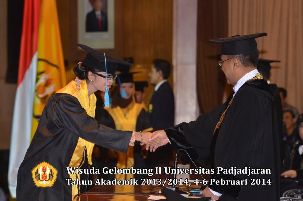 wisuda-unpad-gel-ii-ta-2013_2014-fakultas-ilmu-budaya-oleh-rektor-134