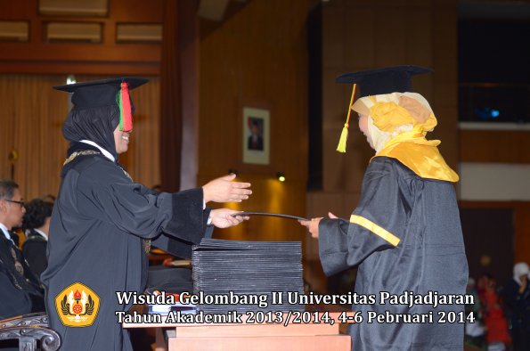 wisuda-unpad-gel-ii-ta-2013_2014-fakultas-mipa-oleh-dekan-001