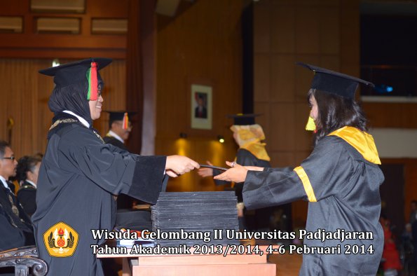 wisuda-unpad-gel-ii-ta-2013_2014-fakultas-mipa-oleh-dekan-002