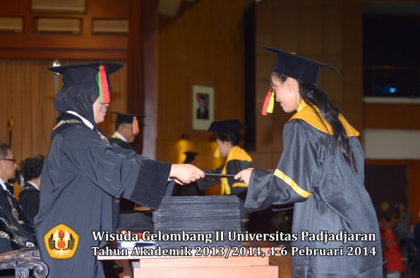 wisuda-unpad-gel-ii-ta-2013_2014-fakultas-mipa-oleh-dekan-004