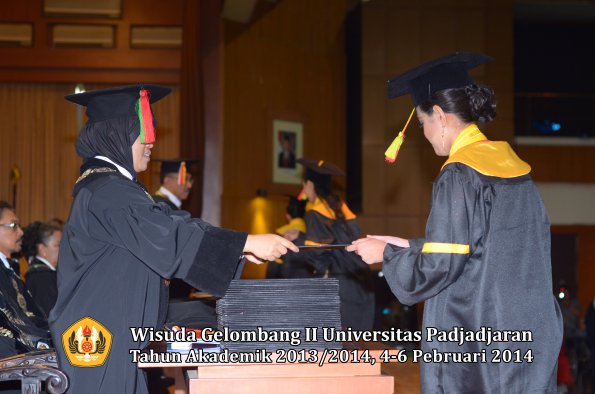 wisuda-unpad-gel-ii-ta-2013_2014-fakultas-mipa-oleh-dekan-005