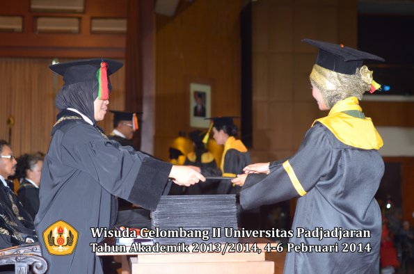 wisuda-unpad-gel-ii-ta-2013_2014-fakultas-mipa-oleh-dekan-006