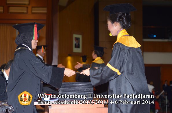 wisuda-unpad-gel-ii-ta-2013_2014-fakultas-mipa-oleh-dekan-013