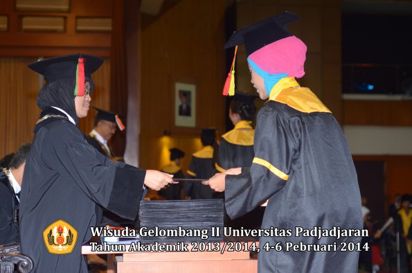 wisuda-unpad-gel-ii-ta-2013_2014-fakultas-mipa-oleh-dekan-014