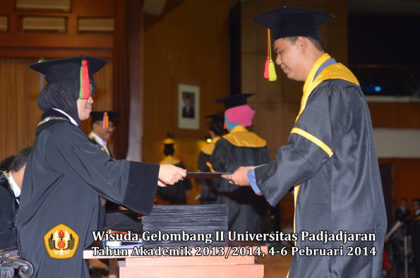 wisuda-unpad-gel-ii-ta-2013_2014-fakultas-mipa-oleh-dekan-015