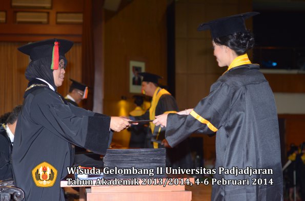 wisuda-unpad-gel-ii-ta-2013_2014-fakultas-mipa-oleh-dekan-016