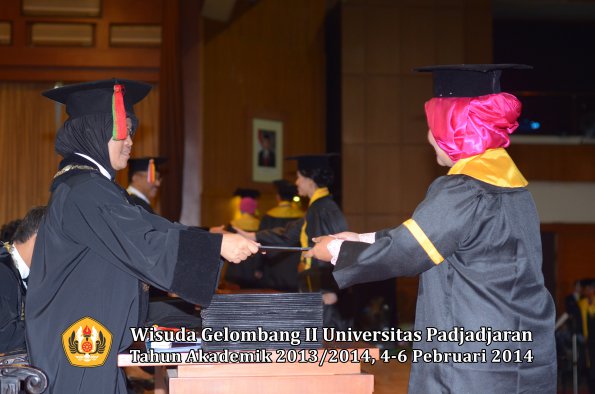 wisuda-unpad-gel-ii-ta-2013_2014-fakultas-mipa-oleh-dekan-017