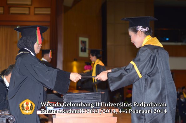 wisuda-unpad-gel-ii-ta-2013_2014-fakultas-mipa-oleh-dekan-019