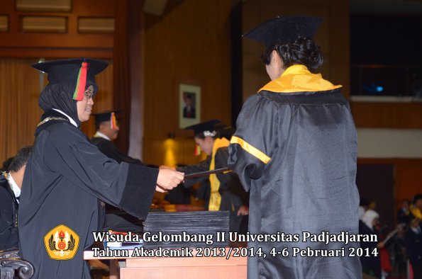 wisuda-unpad-gel-ii-ta-2013_2014-fakultas-mipa-oleh-dekan-020