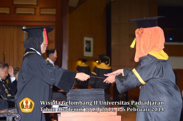 wisuda-unpad-gel-ii-ta-2013_2014-fakultas-mipa-oleh-dekan-021