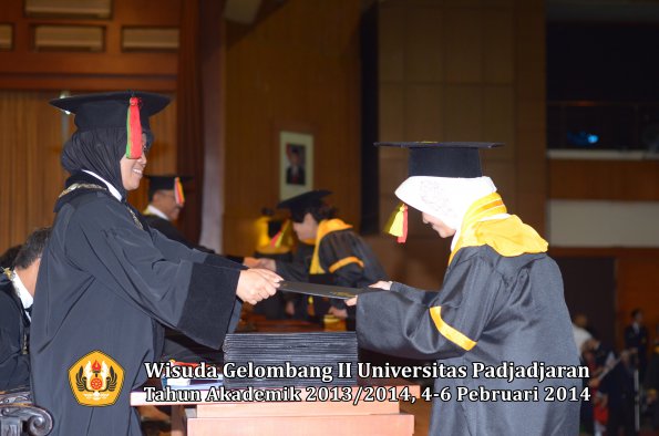 wisuda-unpad-gel-ii-ta-2013_2014-fakultas-mipa-oleh-dekan-022