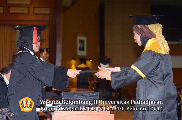 wisuda-unpad-gel-ii-ta-2013_2014-fakultas-mipa-oleh-dekan-023