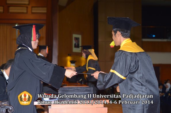 wisuda-unpad-gel-ii-ta-2013_2014-fakultas-mipa-oleh-dekan-024