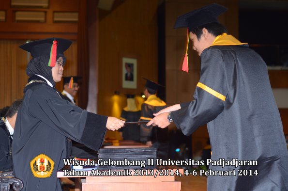 wisuda-unpad-gel-ii-ta-2013_2014-fakultas-mipa-oleh-dekan-025