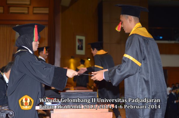 wisuda-unpad-gel-ii-ta-2013_2014-fakultas-mipa-oleh-dekan-026