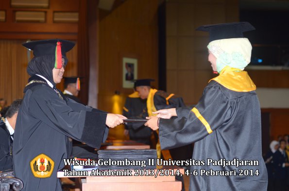 wisuda-unpad-gel-ii-ta-2013_2014-fakultas-mipa-oleh-dekan-027