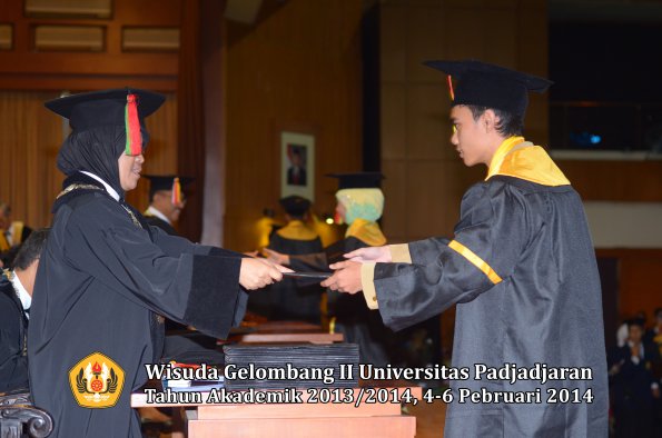 wisuda-unpad-gel-ii-ta-2013_2014-fakultas-mipa-oleh-dekan-028