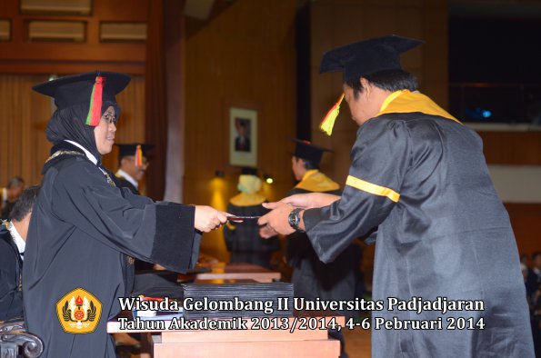 wisuda-unpad-gel-ii-ta-2013_2014-fakultas-mipa-oleh-dekan-029