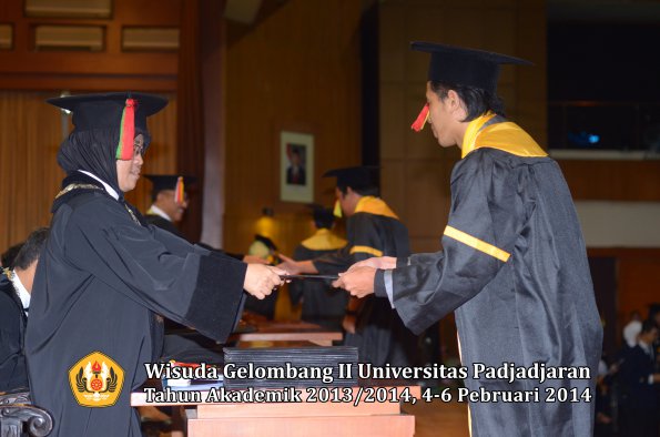 wisuda-unpad-gel-ii-ta-2013_2014-fakultas-mipa-oleh-dekan-030