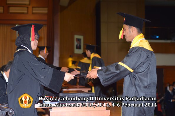 wisuda-unpad-gel-ii-ta-2013_2014-fakultas-mipa-oleh-dekan-031