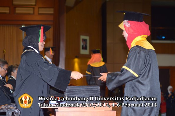 wisuda-unpad-gel-ii-ta-2013_2014-fakultas-mipa-oleh-dekan-032