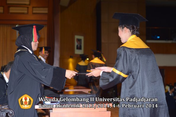 wisuda-unpad-gel-ii-ta-2013_2014-fakultas-mipa-oleh-dekan-033