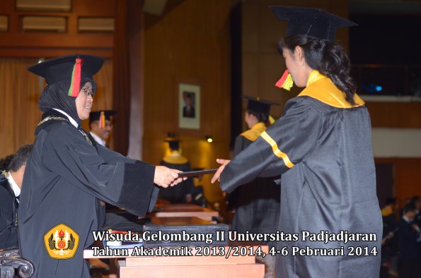 wisuda-unpad-gel-ii-ta-2013_2014-fakultas-mipa-oleh-dekan-034