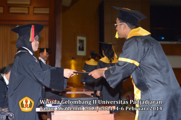 wisuda-unpad-gel-ii-ta-2013_2014-fakultas-mipa-oleh-dekan-035