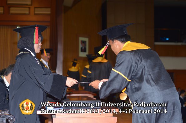 wisuda-unpad-gel-ii-ta-2013_2014-fakultas-mipa-oleh-dekan-036